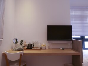 经典三人房, 多张床 | 办公桌、遮光窗帘、免费 WiFi、床单