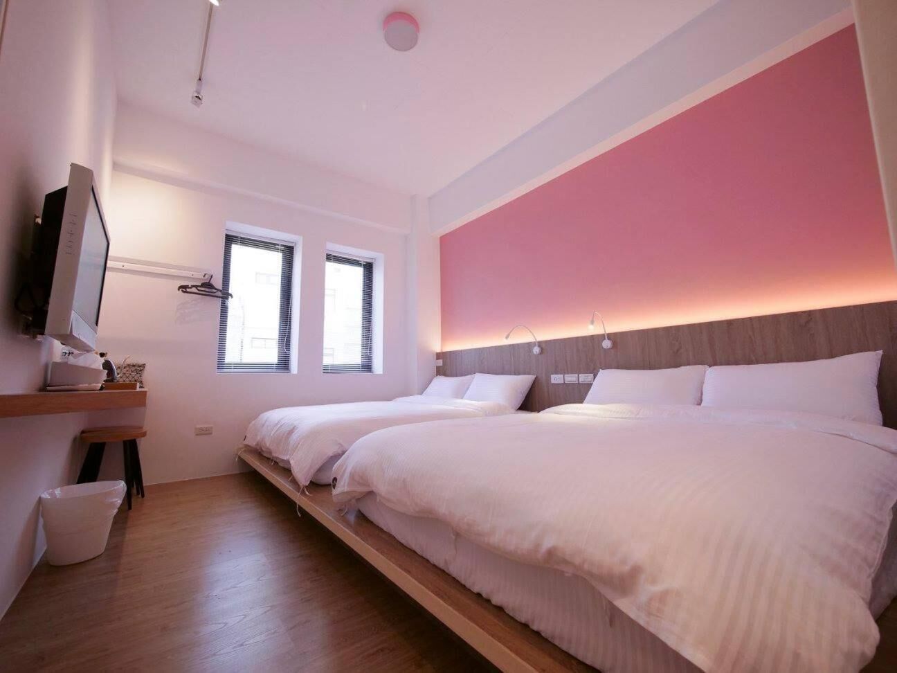 办公桌、遮光窗帘、免费 WiFi、床单