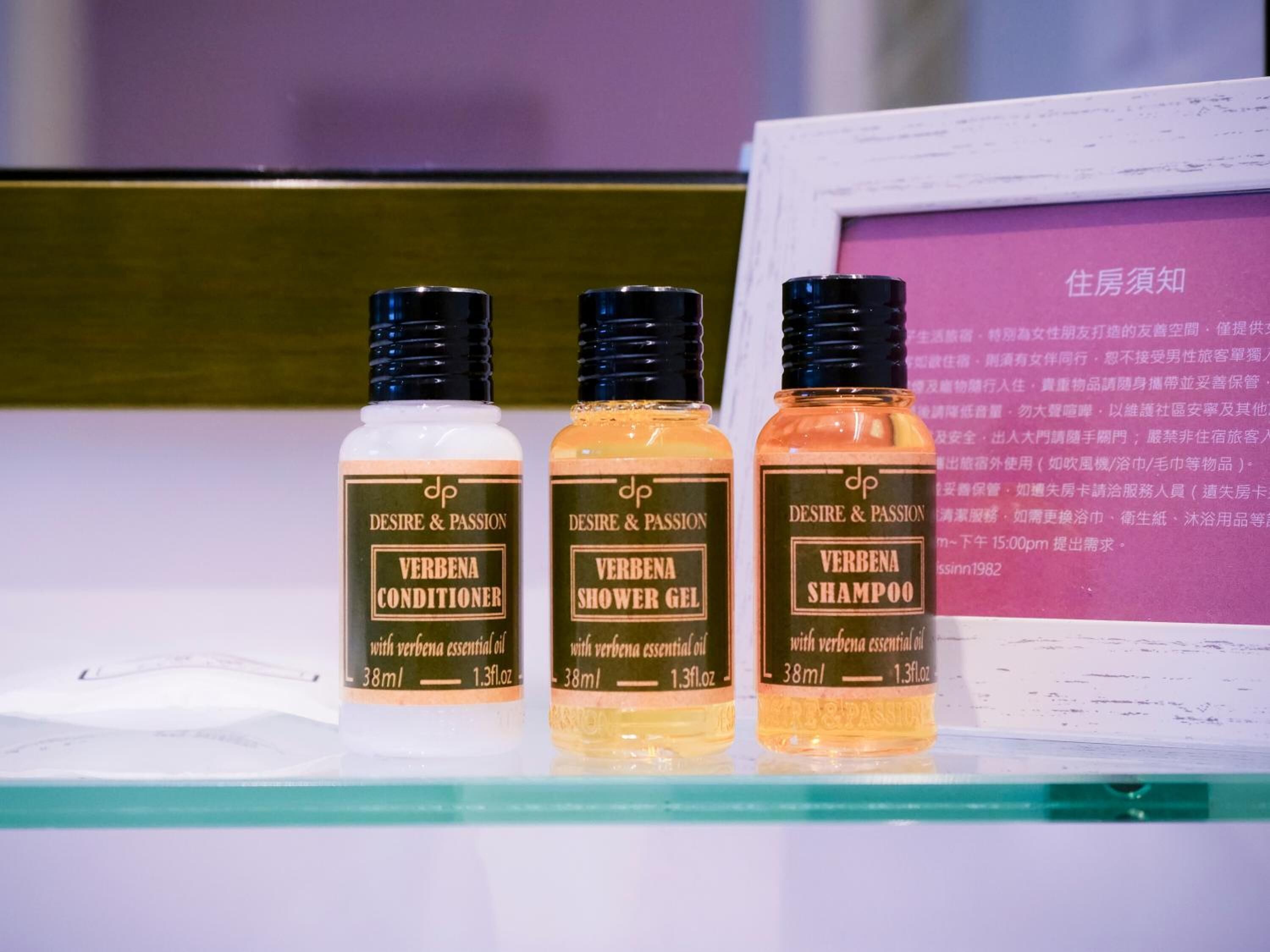 Ducha, cabezal de ducha con hidromasaje, artículos de tocador gratuitos