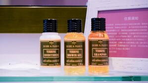 Tres botellas de productos de verbena en un estante.