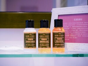 Ducha, cabezal de ducha con hidromasaje, artículos de tocador gratuitos