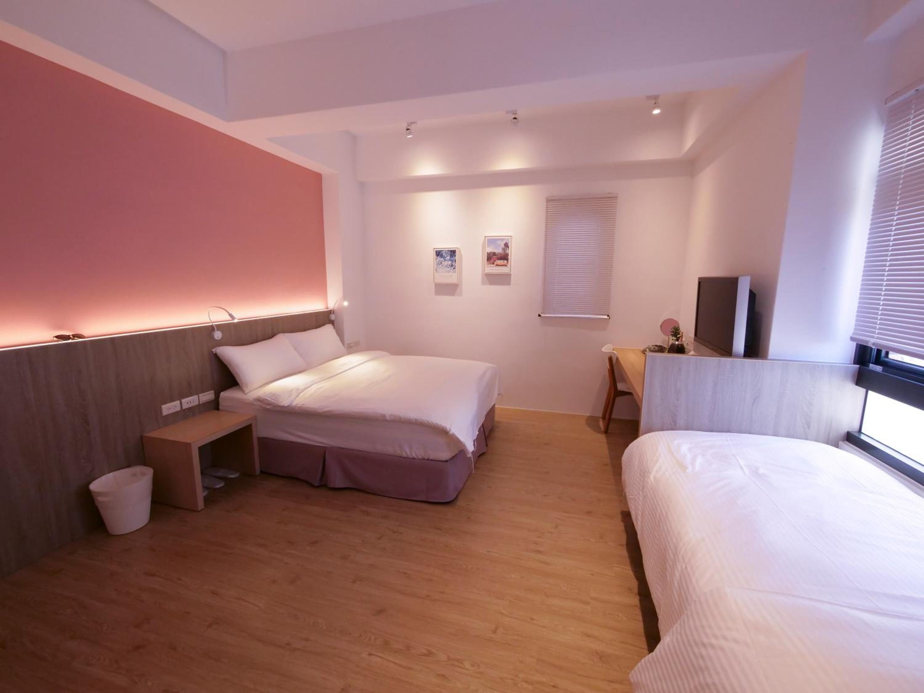 办公桌、遮光窗帘、免费 WiFi、床单