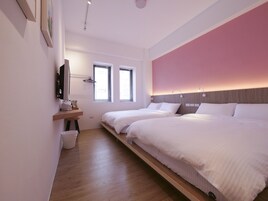 Habitación cuádruple clásica, 2 camas dobles | Escritorio, cortinas opacas, wifi gratis y ropa de cama