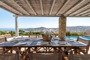 Luxe villa, 4 slaapkamers, privézwembad, uitzicht op zee | Buiten dineren
