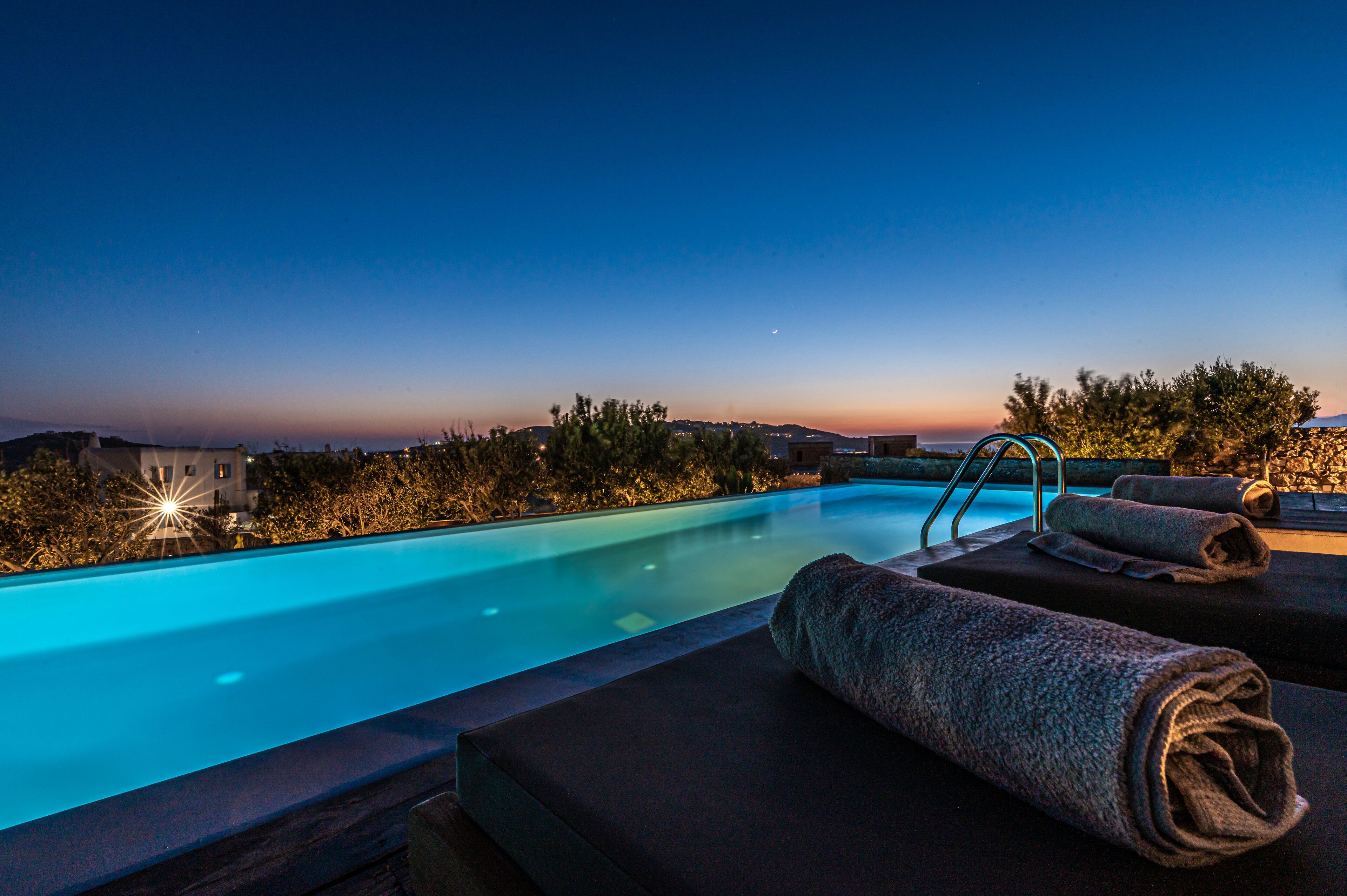 Außenpool, Infinity-Pool, Sonnenschirme, Liegestühle