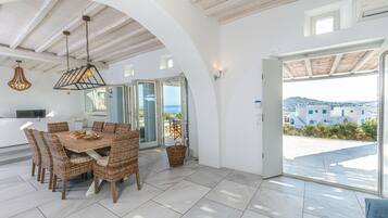 Luxury-Villa, 4 Schlafzimmer, eigener Pool, Meerblick | 4 Schlafzimmer, Bettwäsche aus ägyptischer Baumwolle