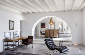 ลักซ์ชัวรี่วิลล่า, 4 ห้องนอน, สระว่ายน้ำส่วนตัว, วิวทะเล | บริเวณนั่งเล่น | ทีวีจอแอลอีดี 50 นิ้ว พร้อมช่องเคเบิล, ทีวี, Netflix