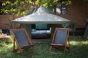 Tente de base, vue sur le jardin | Bureau, accĂšs au Wi-Fi (inclus), literie fournie