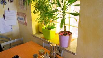 Maison Familiale, salle de bains attenante, vue montagne (Maggie) | Coin petit déjeuner | Petit déjeuner buffet compris tous les jours