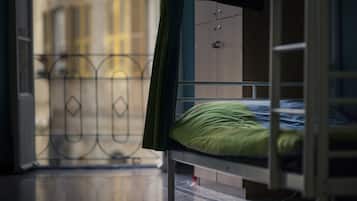 Dormitório compartilhado básico, várias camas, banheiro compartilhado, na torre (12 beds) | Wi-Fi de cortesia