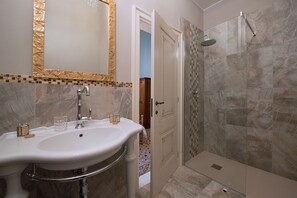 Suite | Bathroom | Shower, hair dryer, slippers, bidet - Salotto delle Arti (Modena)