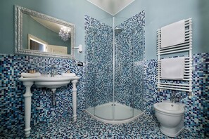 Shower, hair dryer, slippers, bidet - Salotto delle Arti (Modena)