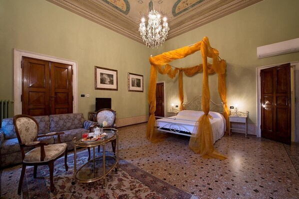 Bar mini, peti besi dalam bilik, dihias secara berasingan 