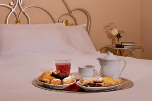 Superior Double Room | Minibar, in-room safe, individually decorated, individually furnished - Salotto delle Arti (Modena)