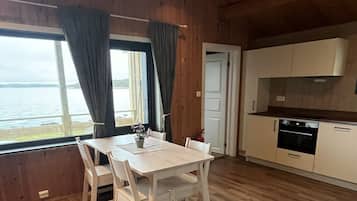 Baita familiare, 2 camere da letto, vista mare | Sala da pranzo