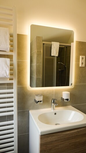 Ferienwohnung Witwe & Bolte | Bathroom | Shower, free toiletries, hair dryer, towels - Hotel Nierswalder Landhaus (Goch)