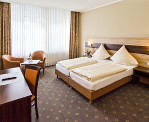 In-room safe, desk, soundproofing, iron/ironing board - Hotel Nierswalder Landhaus (Goch)
