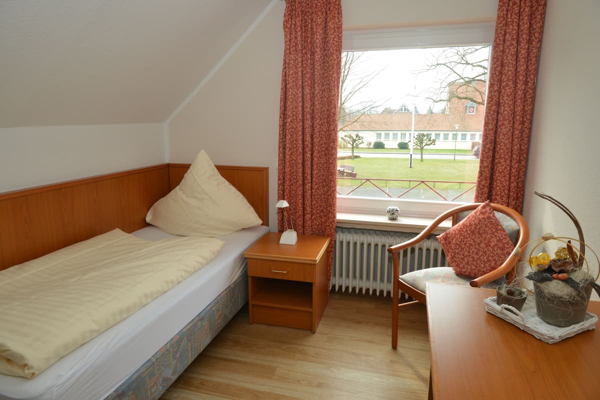 Zimmersafe, Schreibtisch, schallisolierte Zimmer, Bügeleisen/Bügelbrett