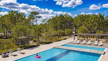 2 piscines couvertes, 3 piscines extérieures, cabanons gratuits