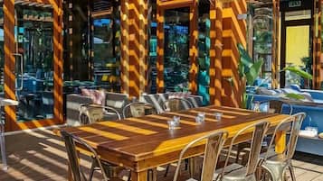 2 restaurants, breakfast served