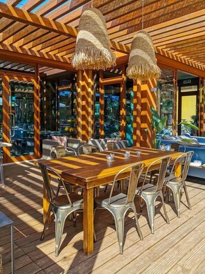 2 restaurantes; se sirven desayunos 