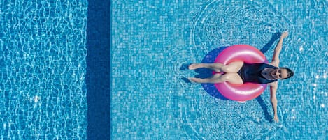 2 indoor pools, 3 outdoor pools, open 8:00 AM to 8:00 PM, free cabanas