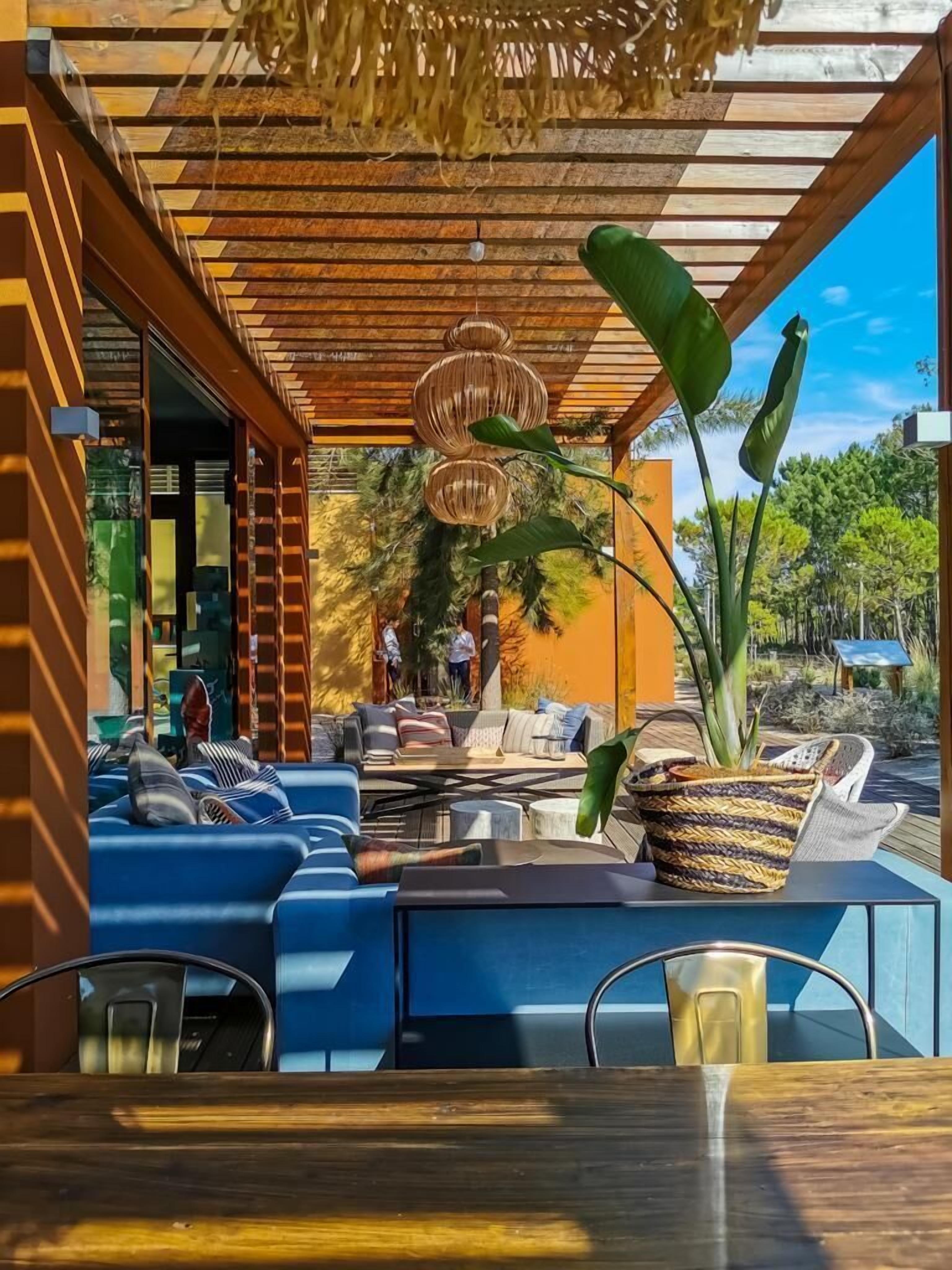 2 restaurants, serveren ontbijt