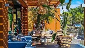 2 restaurants, serveren ontbijt