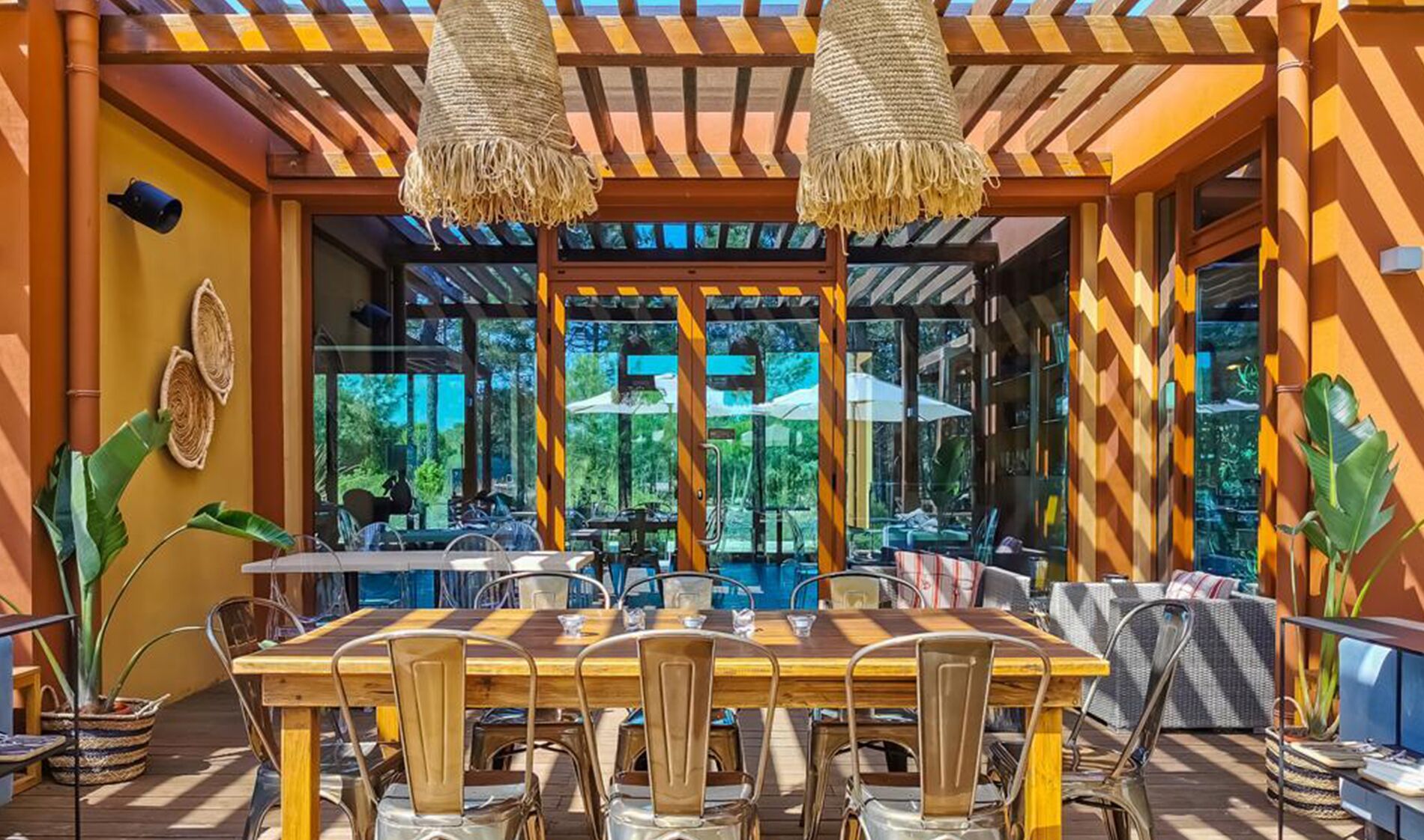 2 restaurants, breakfast served