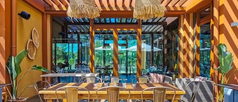 2 restaurants, breakfast served