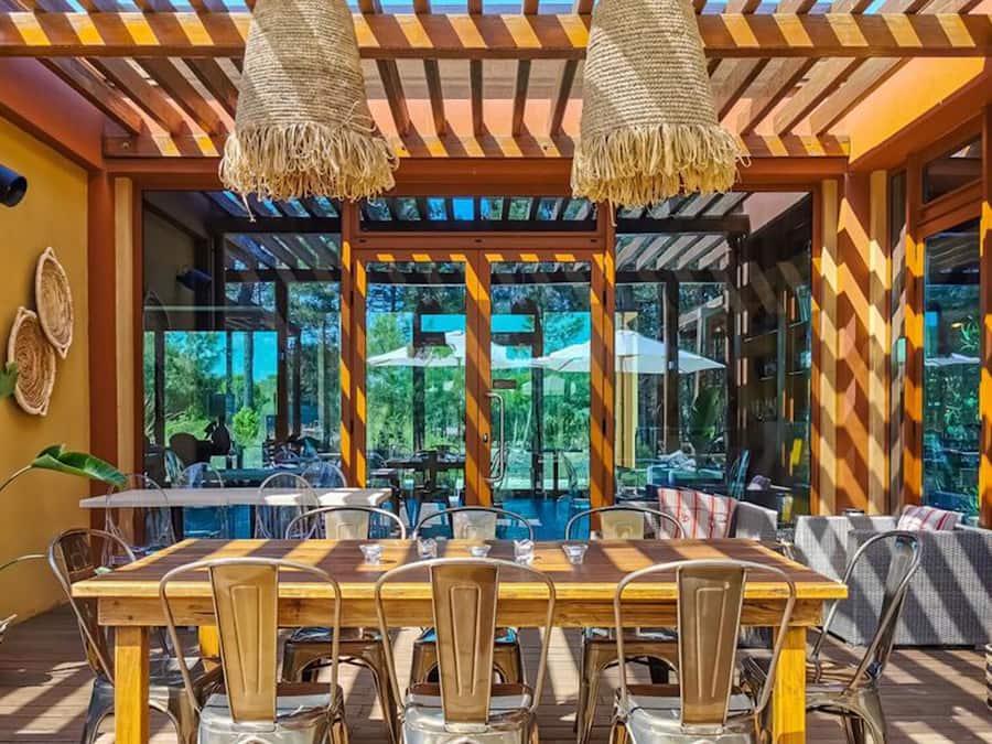 2 restaurantes, se sirve desayuno