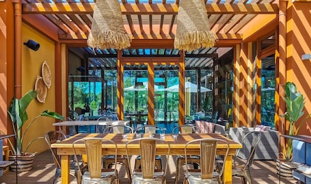 2 restaurantes, se sirve desayuno . Pestana Tróia