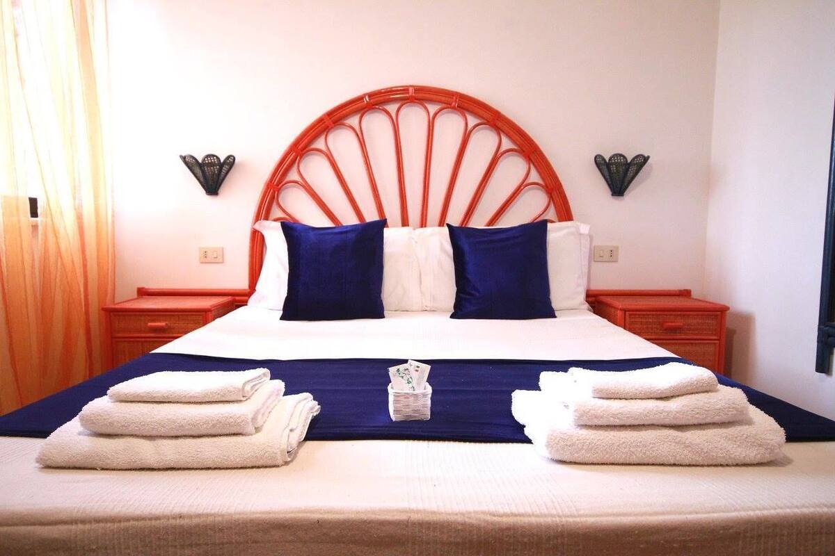 In-room safe, desk, free WiFi