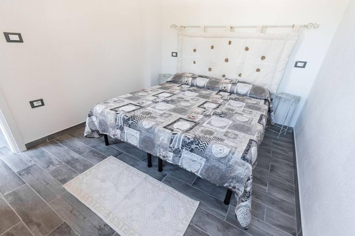 Single Room, Shared Bathroom (Greta)