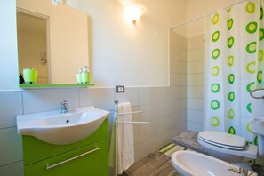 Single Room, Shared Bathroom (Greta) | Bathroom | Shower, free toiletries, hair dryer, towels