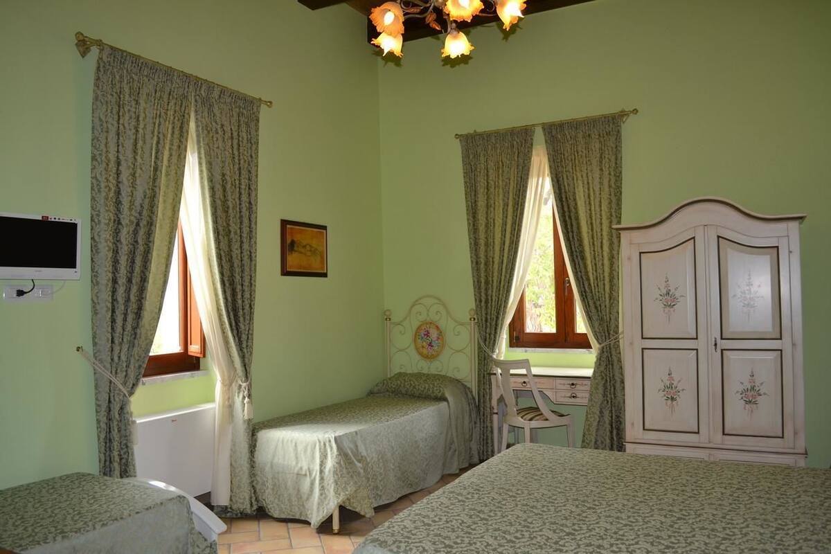 1 habitación, escritorio, tabla de planchar con plancha y cunas 
