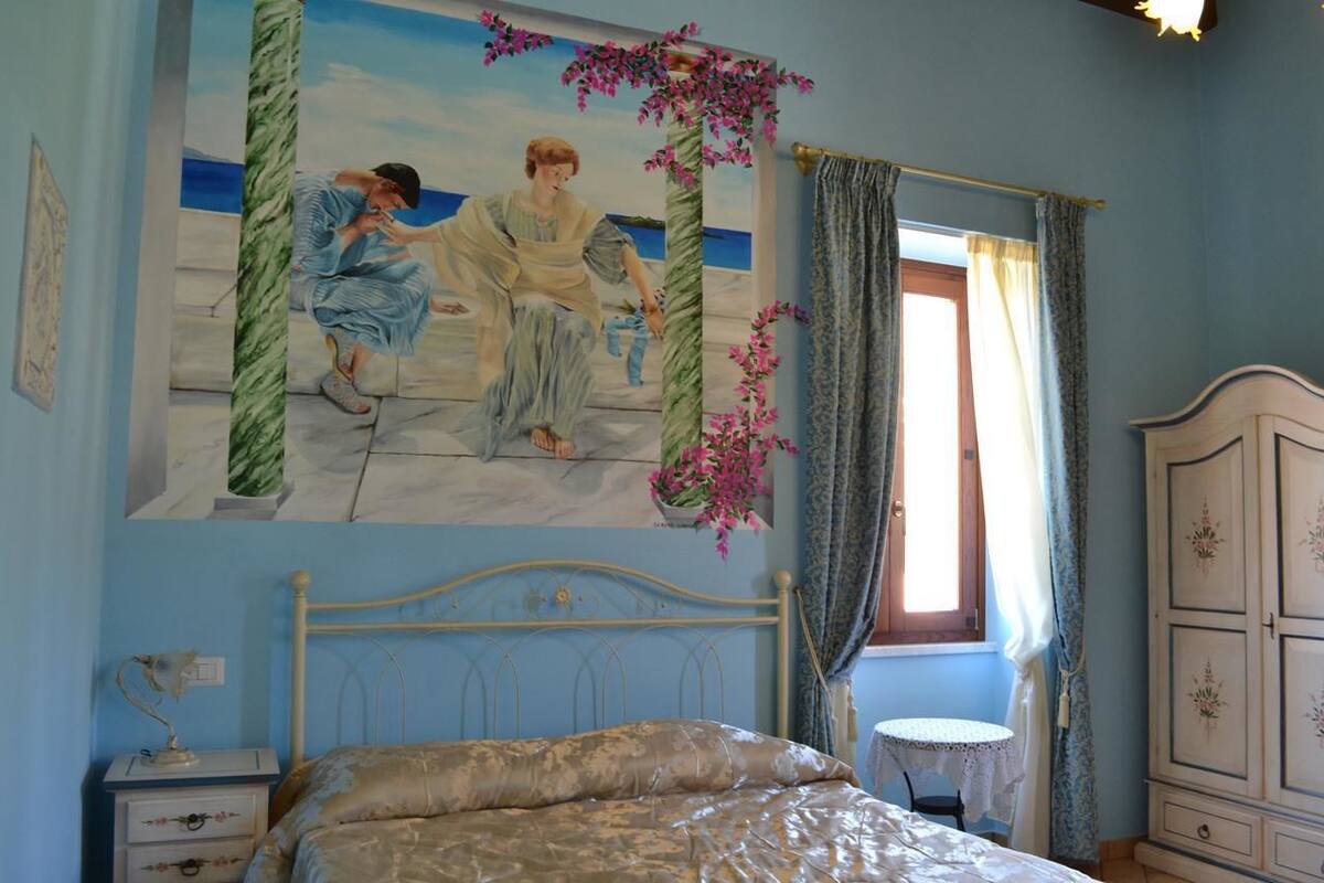 1 habitación, escritorio, tabla de planchar con plancha y cunas 