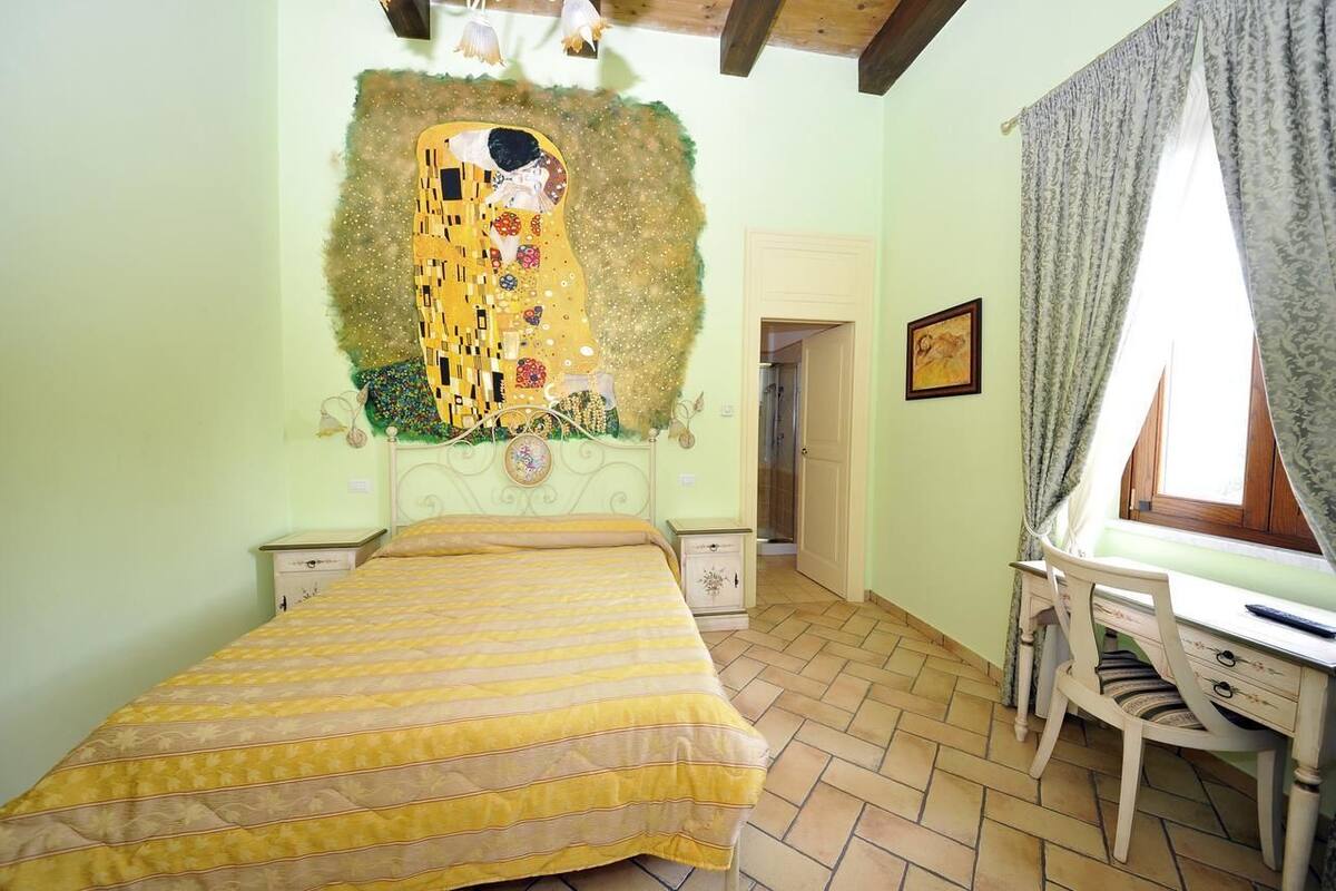 1 habitación, escritorio, tabla de planchar con plancha y cunas 