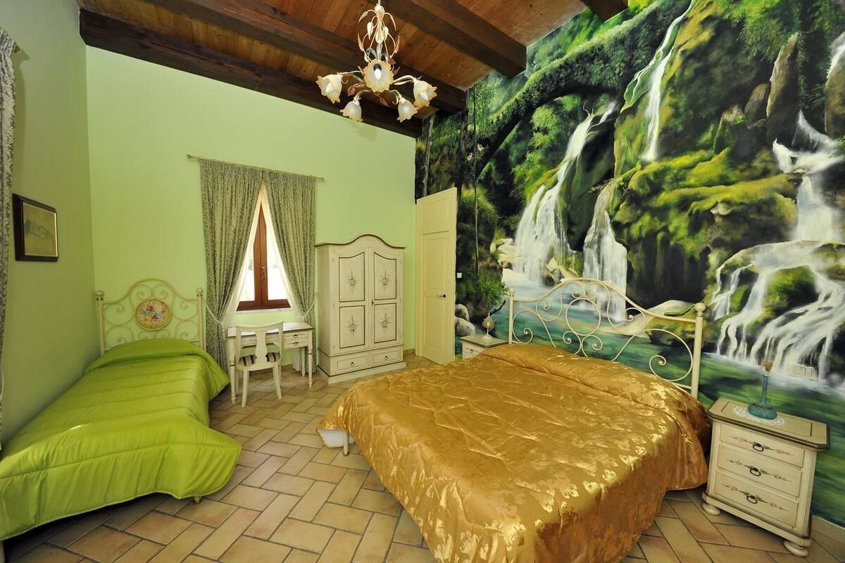 1 habitación, escritorio, tabla de planchar con plancha y cunas 