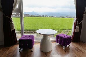 遮光窗帘、隔音、折叠床/加床（额外收费）、免费 WiFi