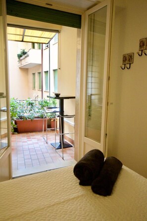 Desk, free WiFi, bed sheets - Room Verona Ai Duchi (Verona)