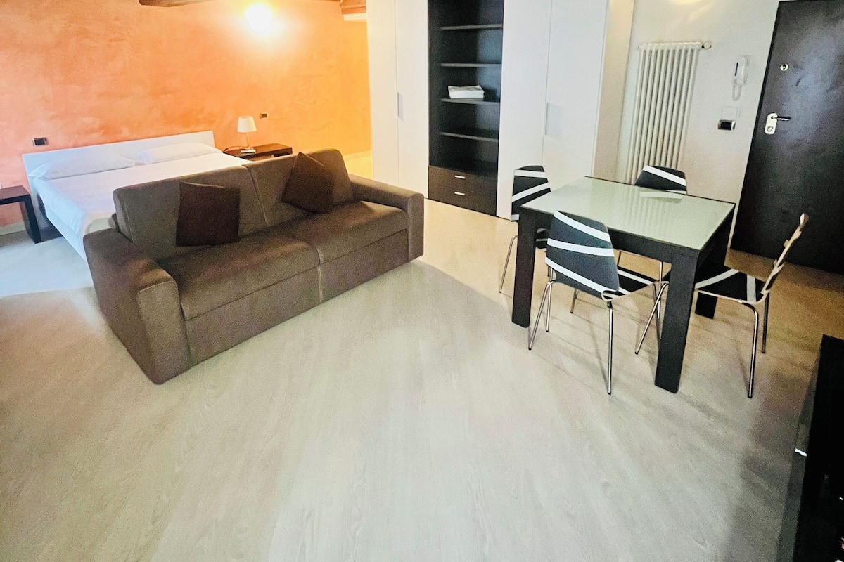Studiosuite (Vicolo tre marchetti 13) | Skrivebord, wi-fi (inkludert) og sengetøy