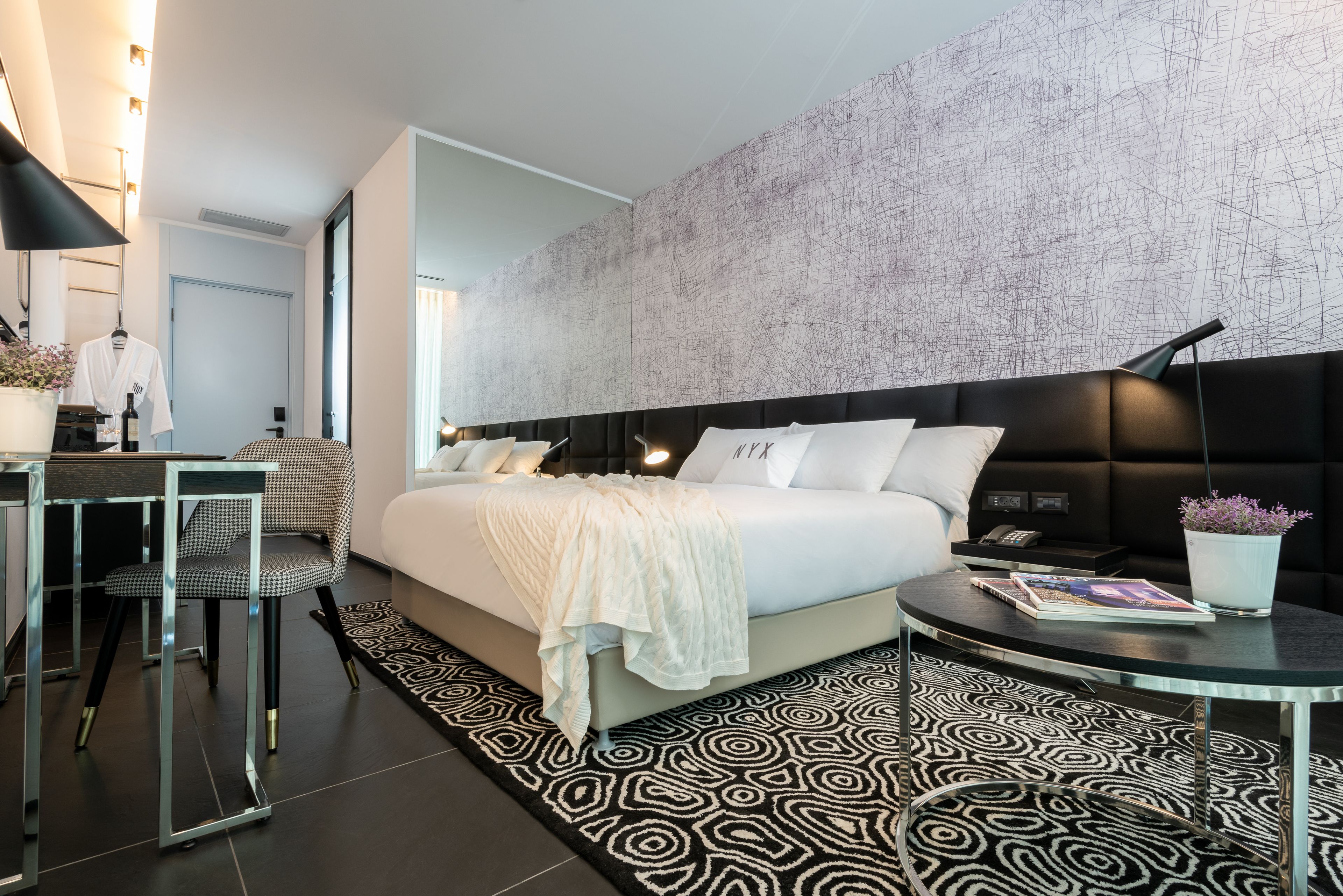 Habitación Deluxe | Ropa de cama de alta calidad y caja de seguridad en la habitación 