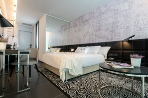 デラックス ルーム | 高級寝具、セーフティボックス (室内)、WiFi (無料)、ベッドシーツ