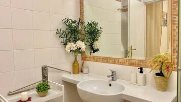 Economy Triple Room, Ensuite | Bilik Mandi | Pancuran mandi, pengering rambut, tuala disediakan