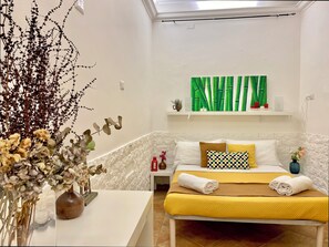 Habitación triple económica, baño en la habitación | Wifi gratis y ropa de cama 