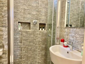 Economy Triple Room, Ensuite | Bathroom | Shower, hair dryer, towels - Domus Romana B & B (Rome)