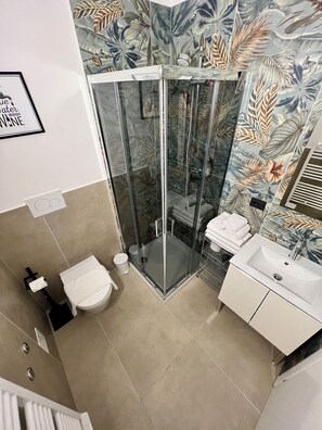 Chambre Triple, salle de bains attenante (Room 2) | Salle de bain