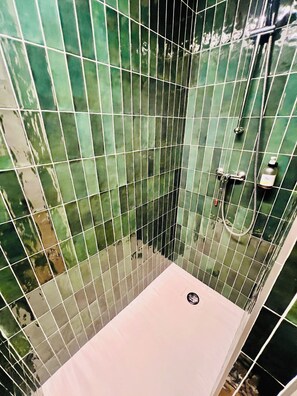 Quarto casal básico, 1 cama de casal, suíte, em edifício anexo (Rensi 2, no air-conditioning, no TV) | Banheiro | Chuveiro, produtos de toalete grátis, secador de cabelo, bidê