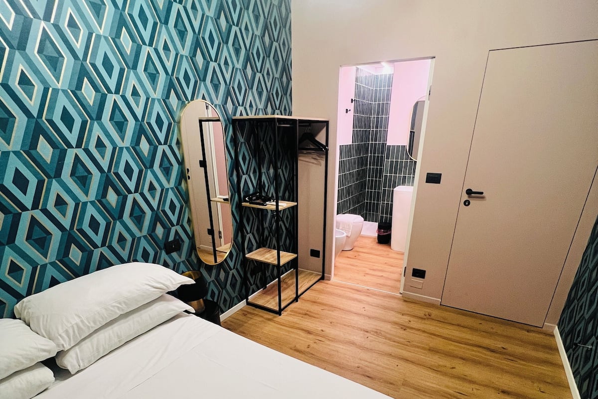 Quarto casal básico, 1 cama de casal, suíte, em edifício anexo (Rensi 2, no air-conditioning, no TV) | Wi-Fi de cortesia, roupa de cama